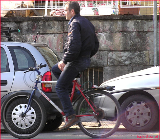 firenze isolotto uomo in bicicletta